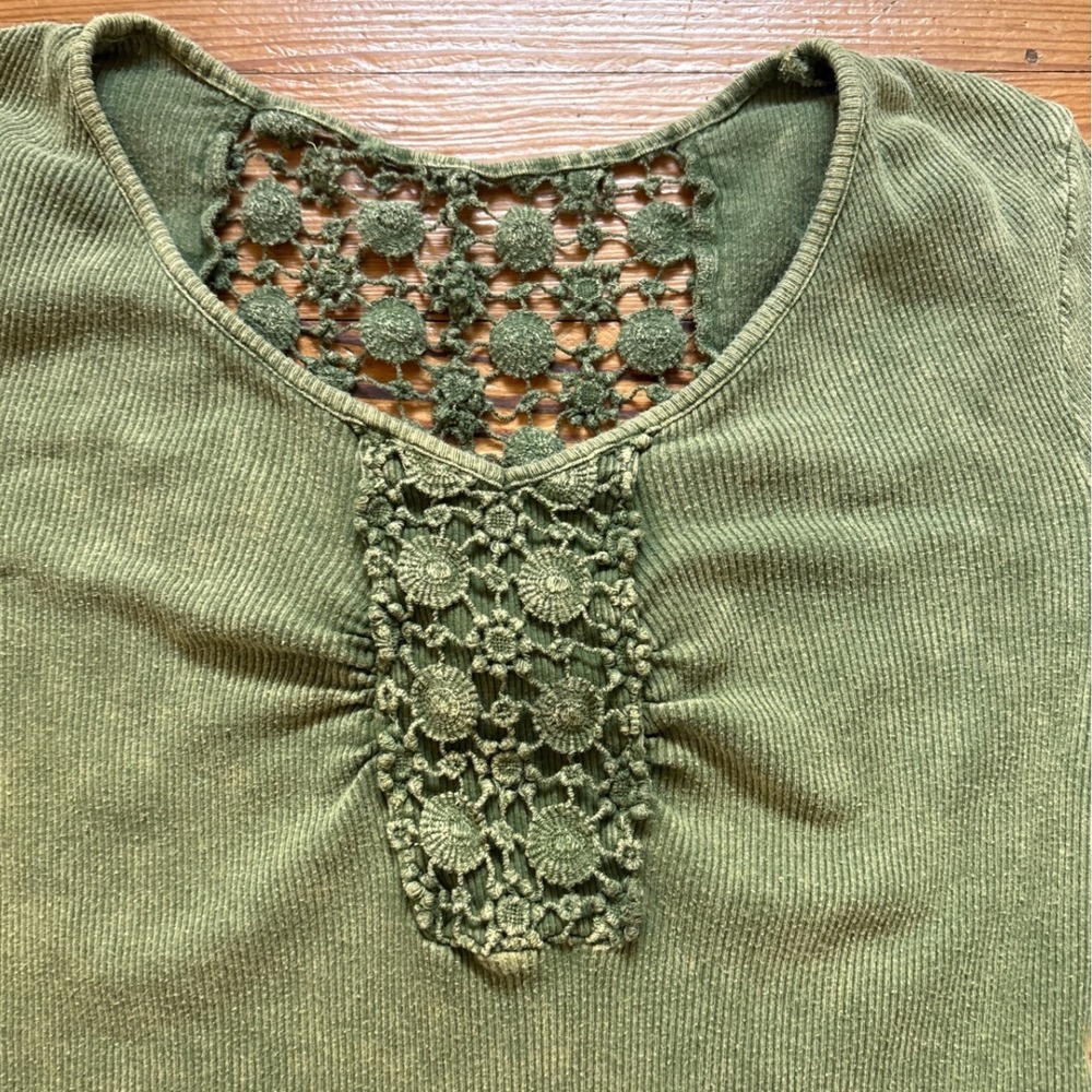 One World Thermal Top Women Green Crochet Boho Graphic Sleeve SIZE PM - Picture 2 of 7